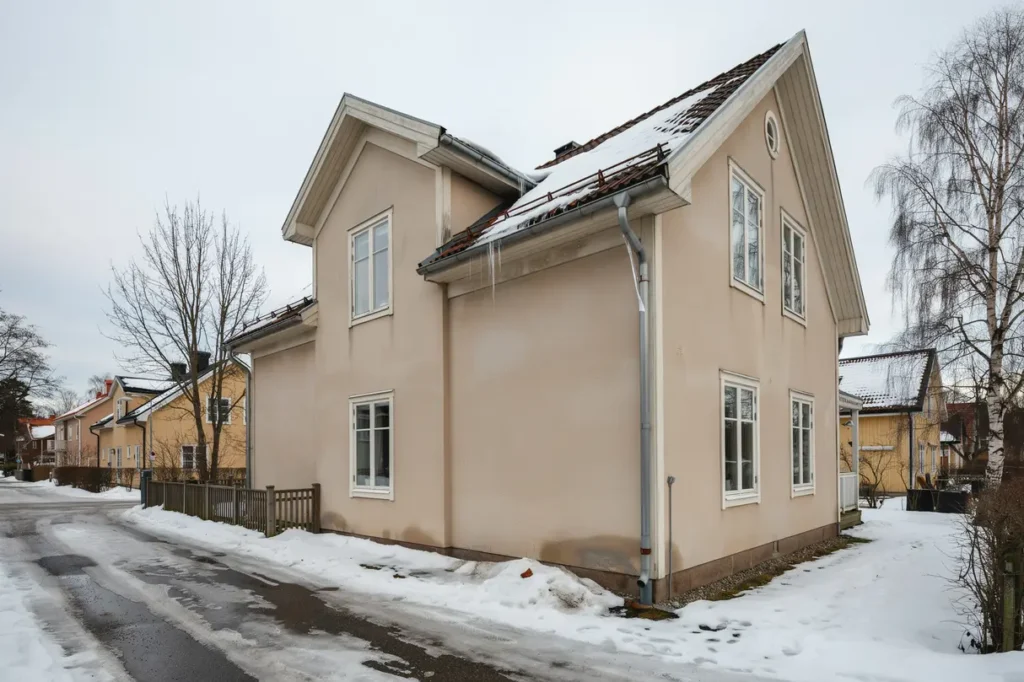 takavvattning p vintern s f rebygger du istappar isdammar och on diga takskador
